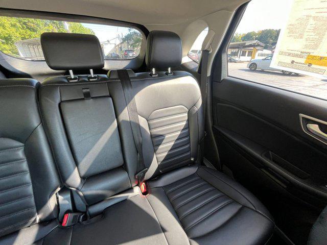 Photo of 2024 Iconic Silver Metallic Ford Edge