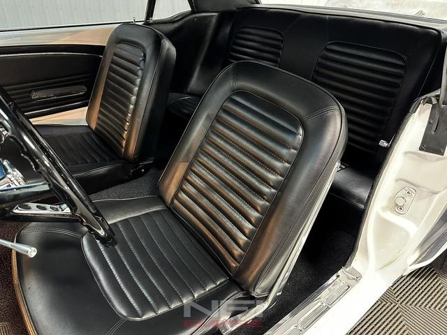 Photo of 1966 White Ford Mustang