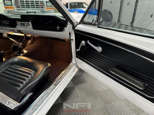 Photo of 1966 White Ford Mustang