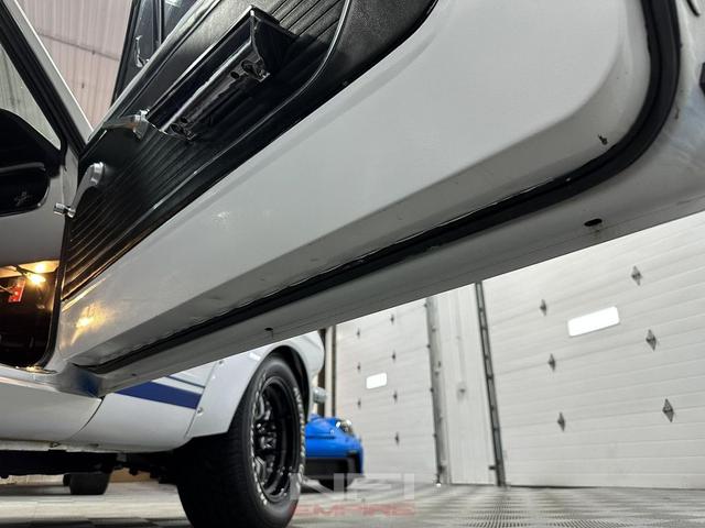 Photo of 1966 White Ford Mustang
