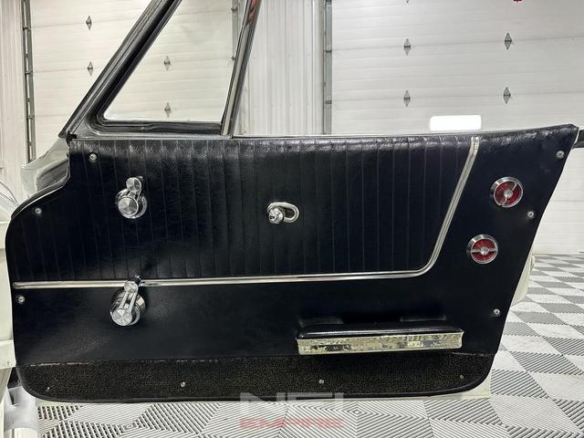 Photo of 1963 White Chevrolet Corvette
