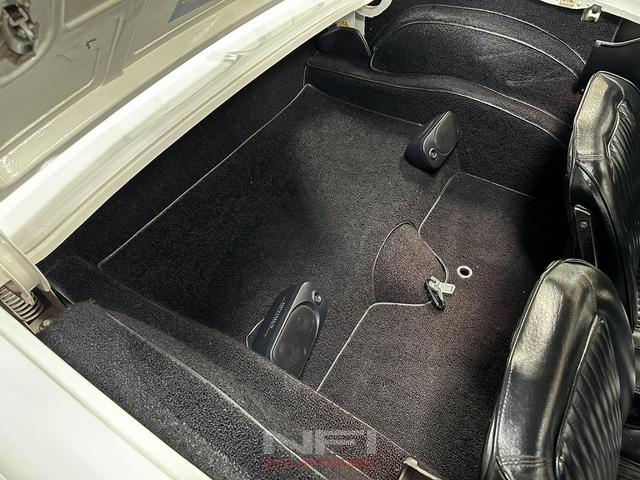 Photo of 1963 White Chevrolet Corvette