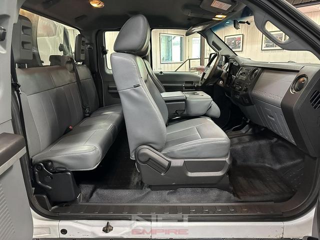 Photo of 2014 Oxford White Ford F-350