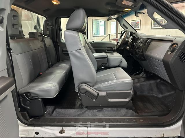 Photo of 2014 Oxford White Ford F-350