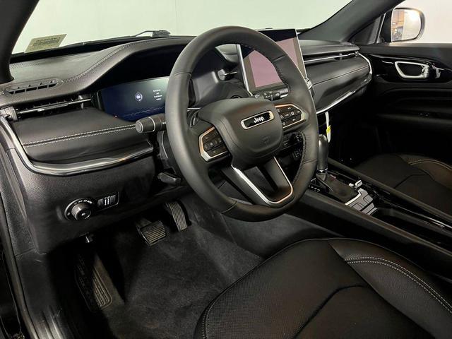 Photo of 2023 Diamond Black Crystal Pearlcoat Jeep Compass