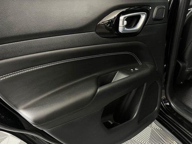 Photo of 2023 Diamond Black Crystal Pearlcoat Jeep Compass