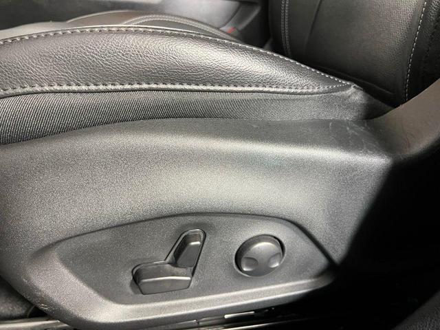 Photo of 2023 Diamond Black Crystal Pearlcoat Jeep Compass