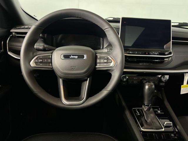 Photo of 2023 Diamond Black Crystal Pearlcoat Jeep Compass
