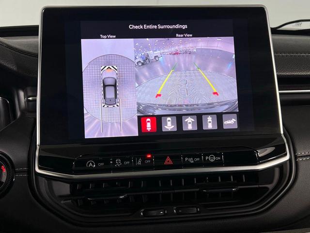 Photo of 2023 Diamond Black Crystal Pearlcoat Jeep Compass