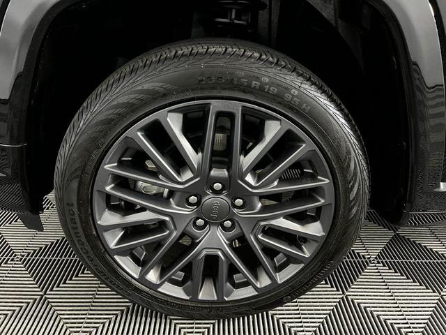 Photo of 2023 Diamond Black Crystal Pearlcoat Jeep Compass