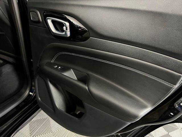Photo of 2023 Diamond Black Crystal Pearlcoat Jeep Compass