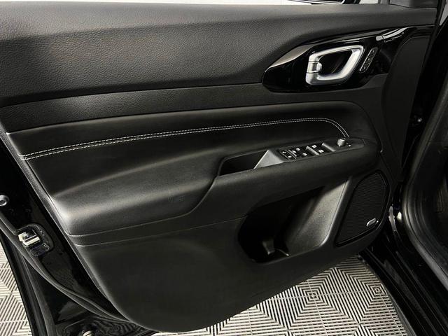 Photo of 2023 Diamond Black Crystal Pearlcoat Jeep Compass