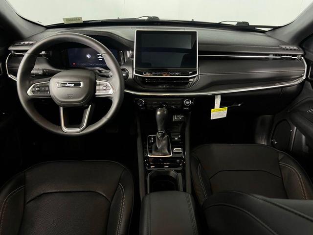 Photo of 2023 Diamond Black Crystal Pearlcoat Jeep Compass