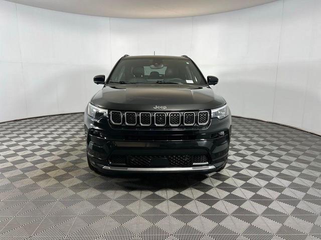 Photo of 2023 Diamond Black Crystal Pearlcoat Jeep Compass
