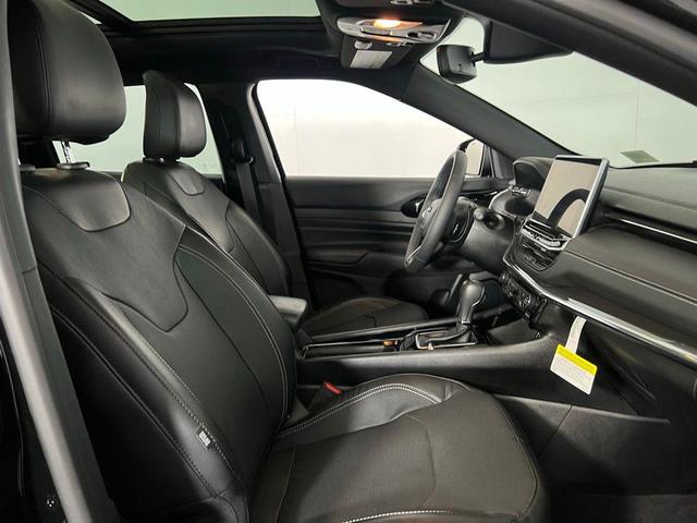 Photo of 2023 Diamond Black Crystal Pearlcoat Jeep Compass