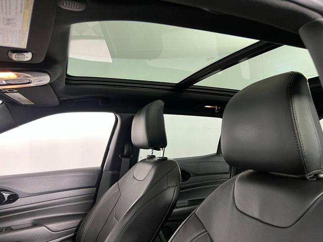 Photo of 2023 Diamond Black Crystal Pearlcoat Jeep Compass