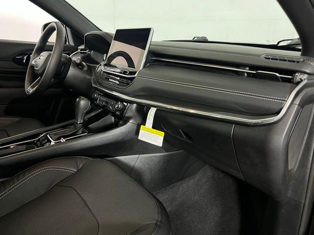 Photo of 2023 Diamond Black Crystal Pearlcoat Jeep Compass