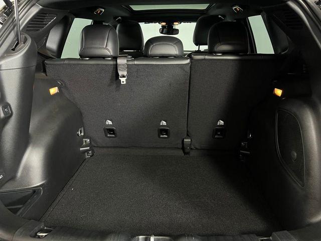 Photo of 2023 Diamond Black Crystal Pearlcoat Jeep Compass