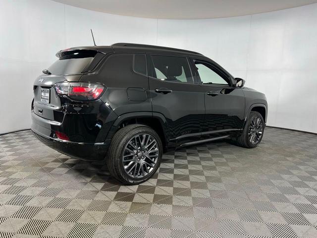 Photo of 2023 Diamond Black Crystal Pearlcoat Jeep Compass