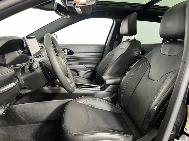 Photo of 2023 Diamond Black Crystal Pearlcoat Jeep Compass