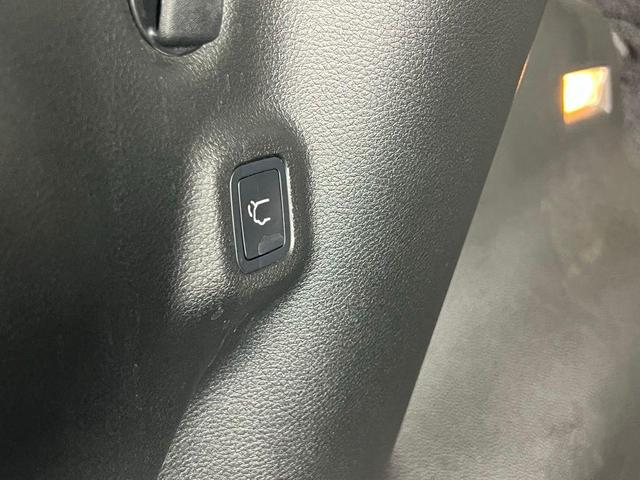 Photo of 2023 Diamond Black Crystal Pearlcoat Jeep Compass