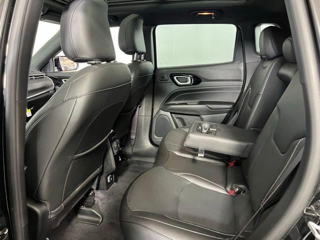 Photo of 2023 Diamond Black Crystal Pearlcoat Jeep Compass