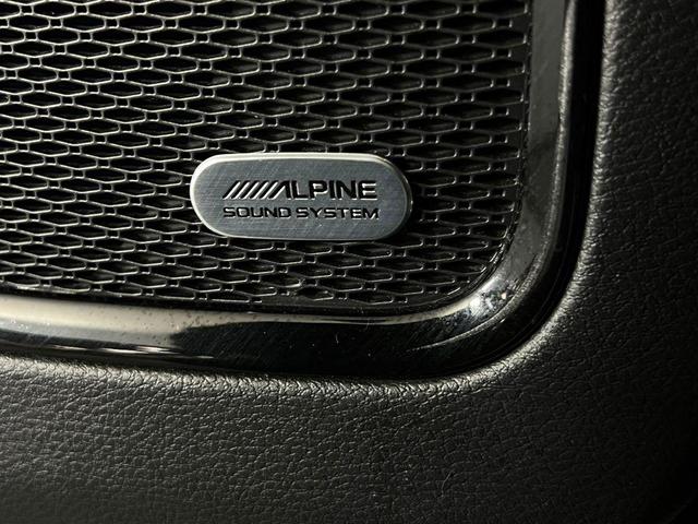 Photo of 2023 Diamond Black Crystal Pearlcoat Jeep Compass