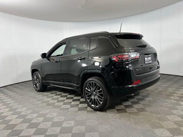 Photo of 2023 Diamond Black Crystal Pearlcoat Jeep Compass