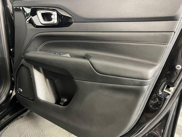 Photo of 2023 Diamond Black Crystal Pearlcoat Jeep Compass