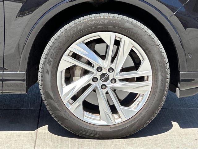 Photo of 2021 Orca Black Metallic Audi Q7