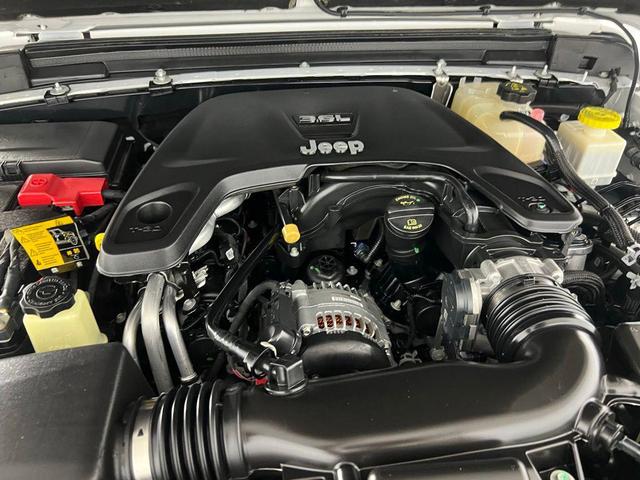 Photo of 2021 Bright White Clearcoat Jeep Gladiator