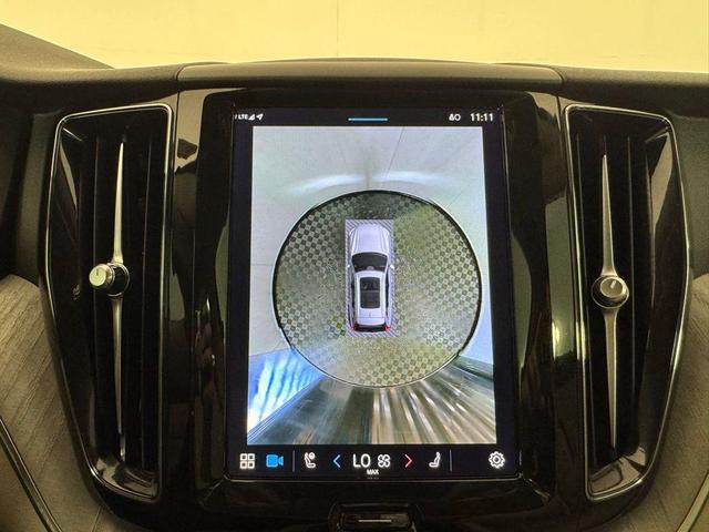 Photo of 2023 Crystal White Metallic Volvo XC60