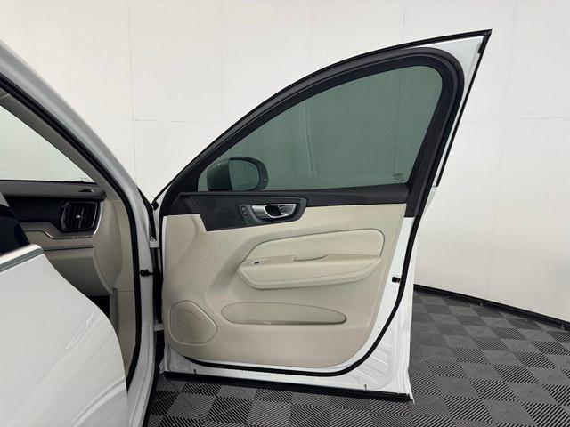 Photo of 2023 Crystal White Metallic Volvo XC60