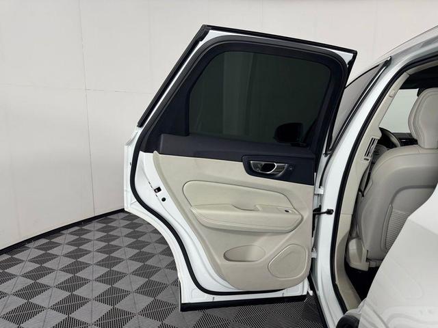 Photo of 2023 Crystal White Metallic Volvo XC60