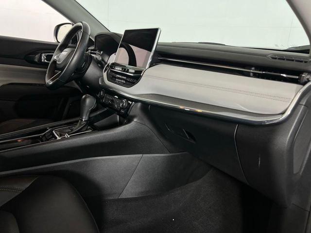 Photo of 2022 Bright White Clearcoat Jeep Compass