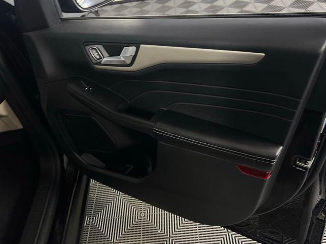 Photo of 2022 Black Metallic Ford Escape