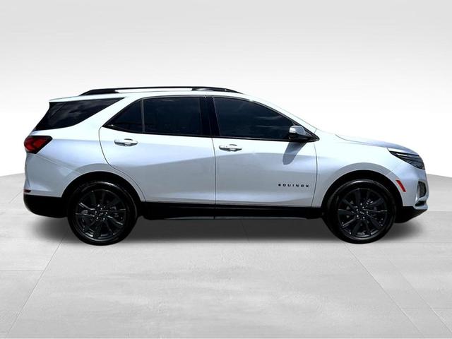 Photo of 2022 Silver Ice Metallic Chevrolet Equinox