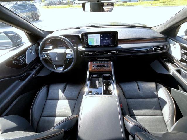 Photo of 2025 Infinite Black Metallic Clearcoat Lincoln Aviator