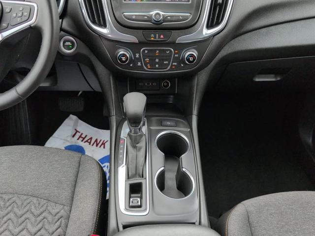 Photo of 2022 Silver Ice Metallic Chevrolet Equinox