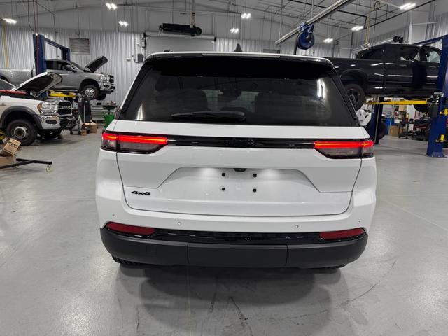 Photo of 2023 Bright White Clearcoat Jeep Grand Cherokee