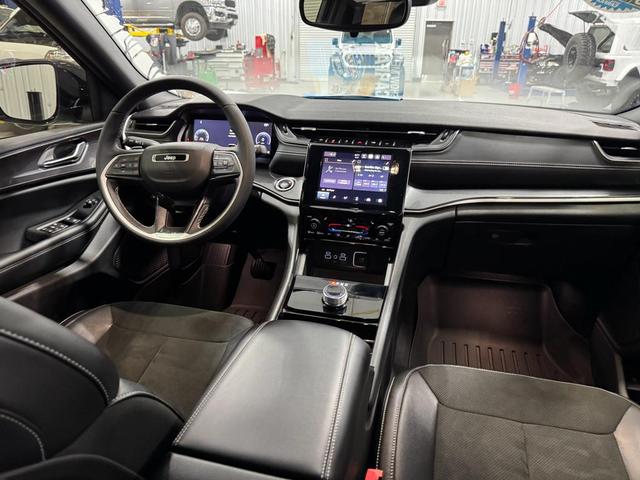 Photo of 2023 Bright White Clearcoat Jeep Grand Cherokee