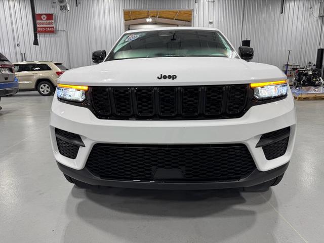 Photo of 2023 Bright White Clearcoat Jeep Grand Cherokee