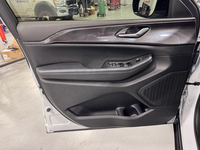 Photo of 2023 Bright White Clearcoat Jeep Grand Cherokee