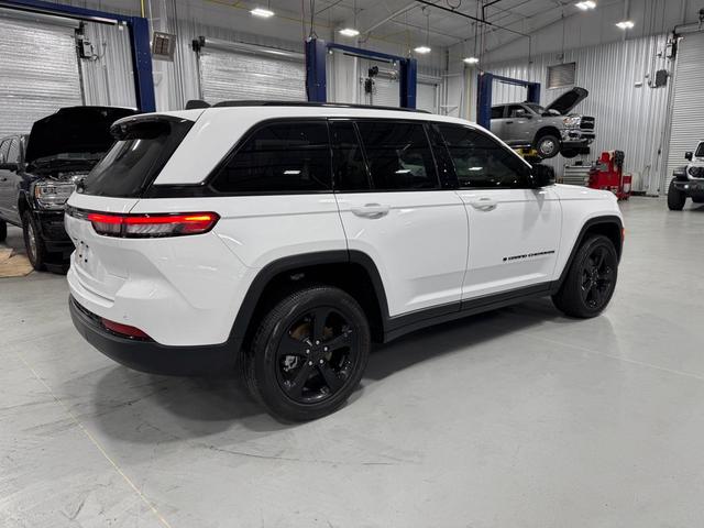 Photo of 2023 Bright White Clearcoat Jeep Grand Cherokee