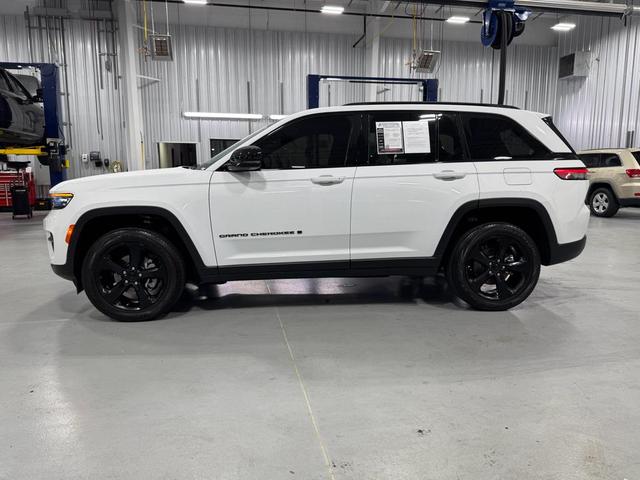 Photo of 2023 Bright White Clearcoat Jeep Grand Cherokee