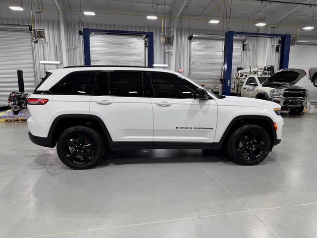 Photo of 2023 Bright White Clearcoat Jeep Grand Cherokee