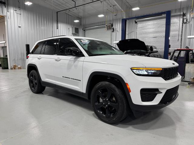 Photo of 2023 Bright White Clearcoat Jeep Grand Cherokee
