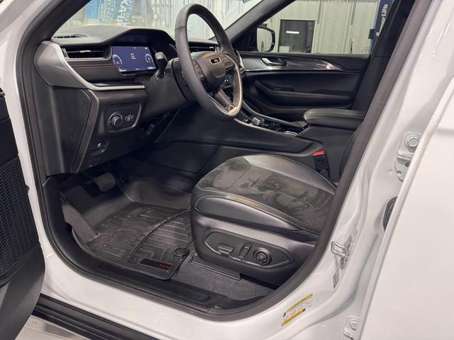Photo of 2023 Bright White Clearcoat Jeep Grand Cherokee
