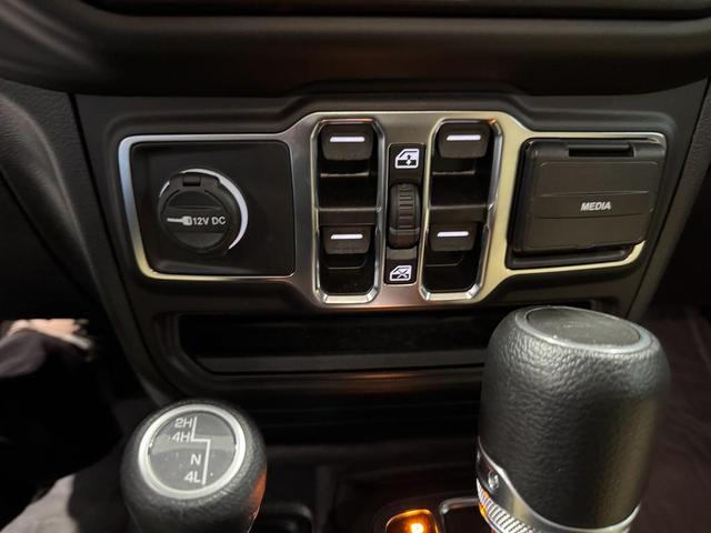 Photo of 2023 Bright White Clearcoat Jeep Gladiator