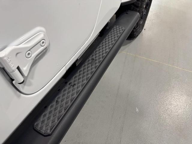 Photo of 2023 Bright White Clearcoat Jeep Gladiator